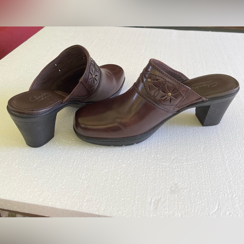Women’s CLARKS Bendable Brown Leather Mules slide-on shoes. 6.5M w/ Flower trim